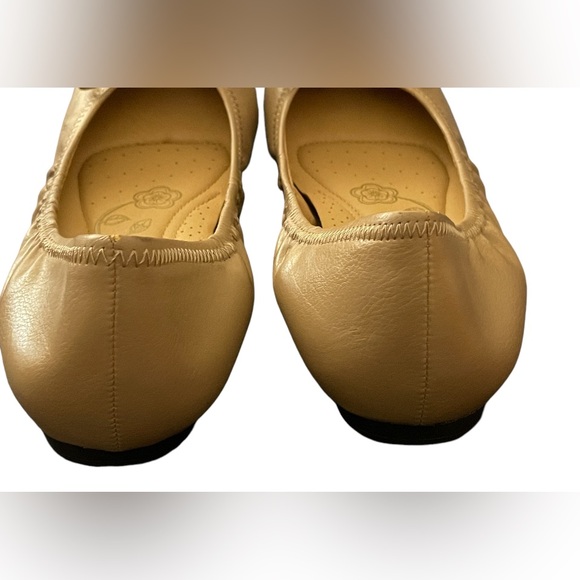 Mootsies Tootsies Ballet Flats sz 7 M Nude Beige Leatherette; Matching Bows - Picture 4 of 6